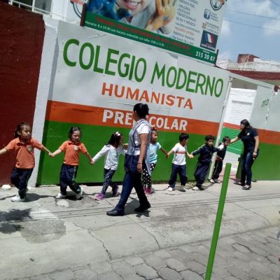 Alumnos tomados de la mano